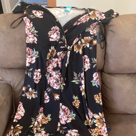 NWT woman's floral dress - 2x PERFECT for summer!!! - Picture 5 of 9